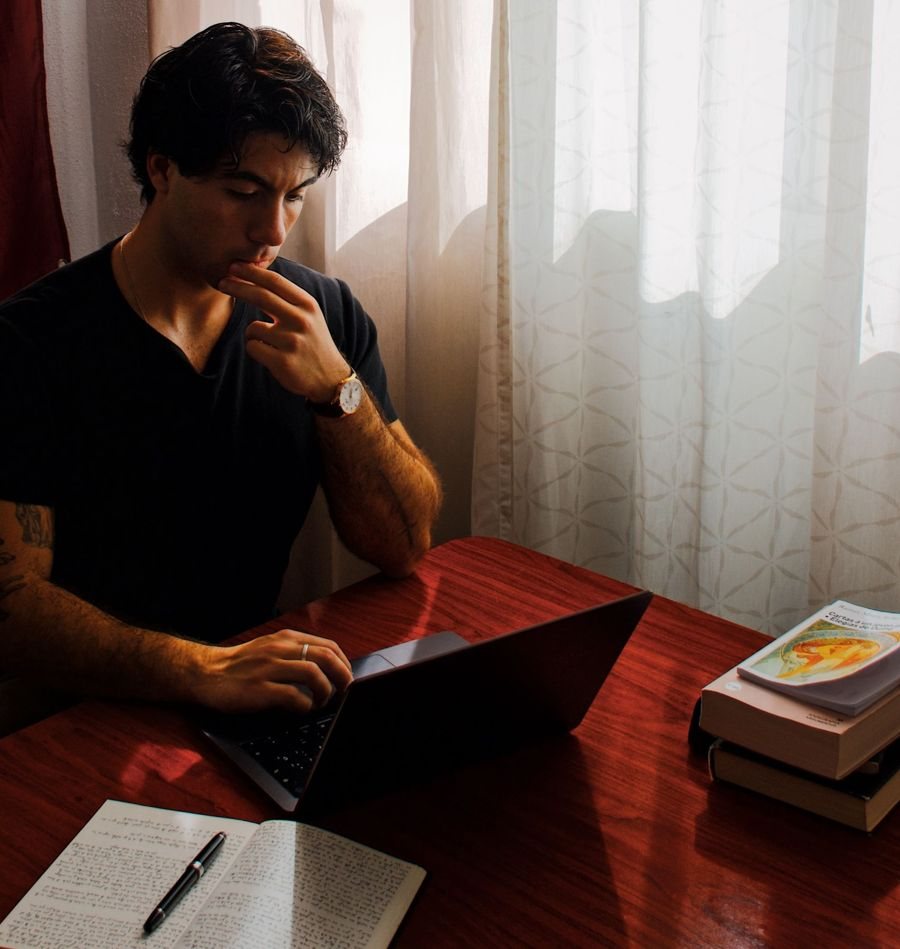 Pablo María Pineda escribiendo en su mesa