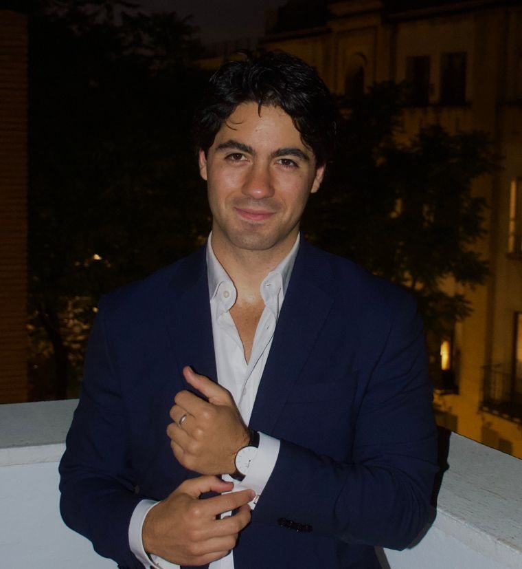 Pablo María Pineda en una azotea de noche